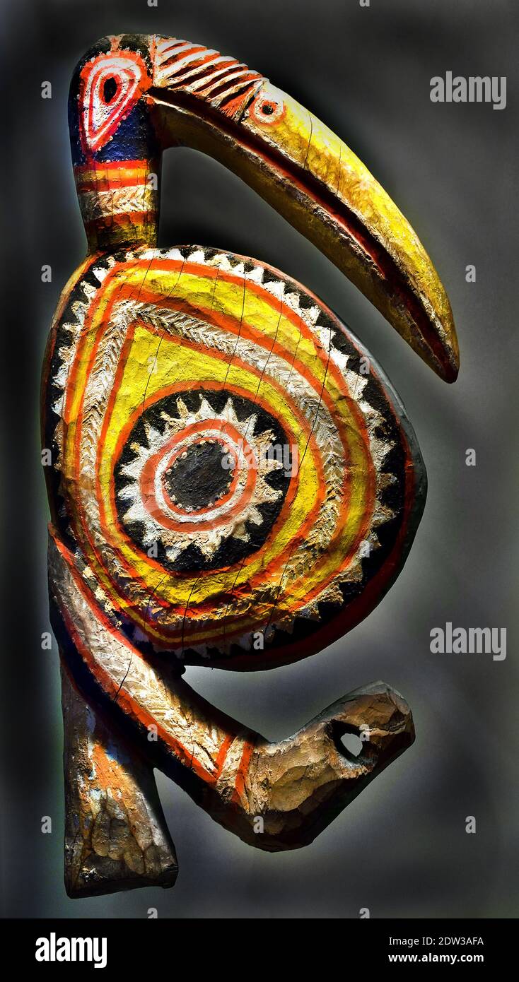 Vogelfigur ( bunte Hornbill Emblem Abelam Menschen, der Vogel bewachte den Eingang zu einem Herrenhaus`s ) Maprik Anfang 20th Jahrhundert Papua, Neuguinea, Indonesien Stockfoto